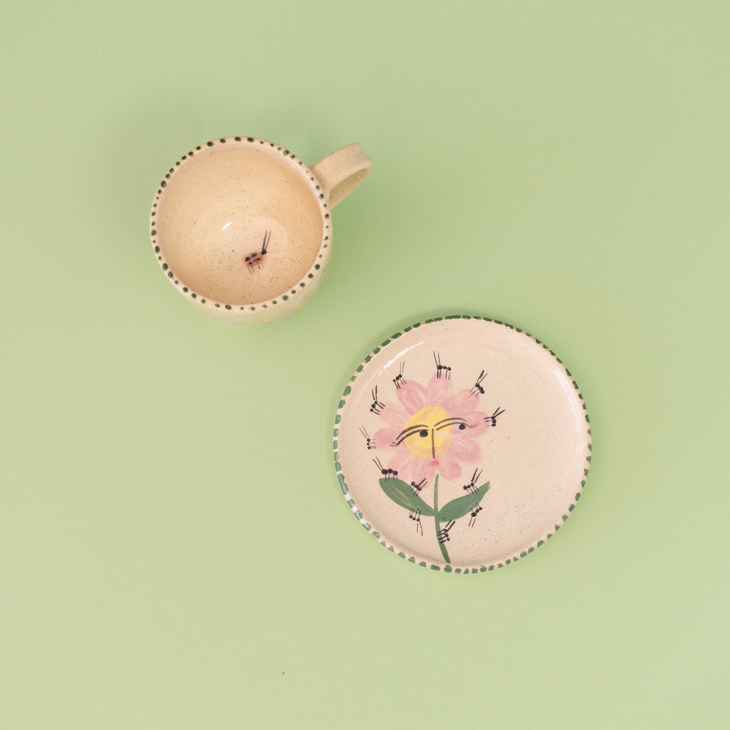 Cup + Plate ""Ants walking on pink flowers" - Set de taza con asa "Hormigas paseando por flores rosadas"