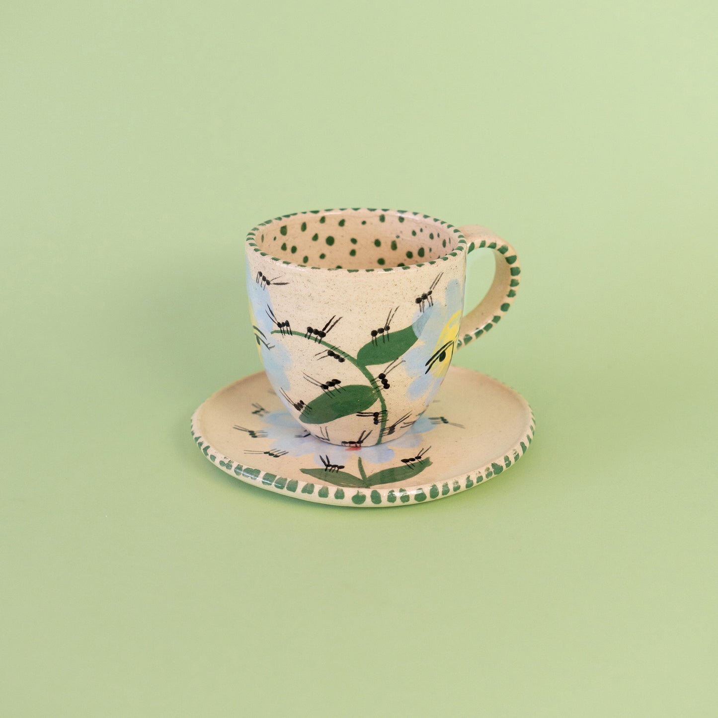 Set taza con asa "Hormigas pasean por camino las flores azules"