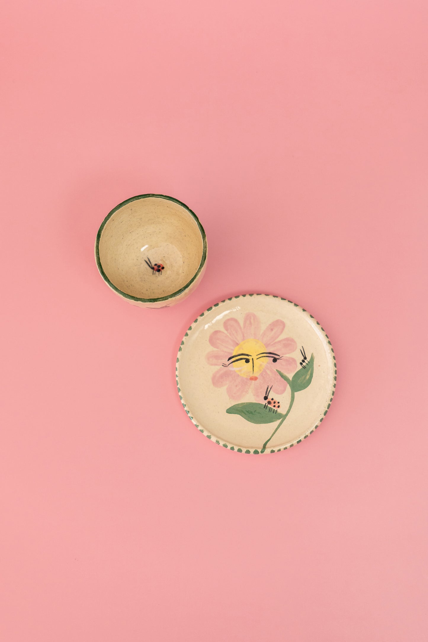 Cup + Plate "Bad temper flower " - Set Taza sin asa "Flores juzgando a los insectos"