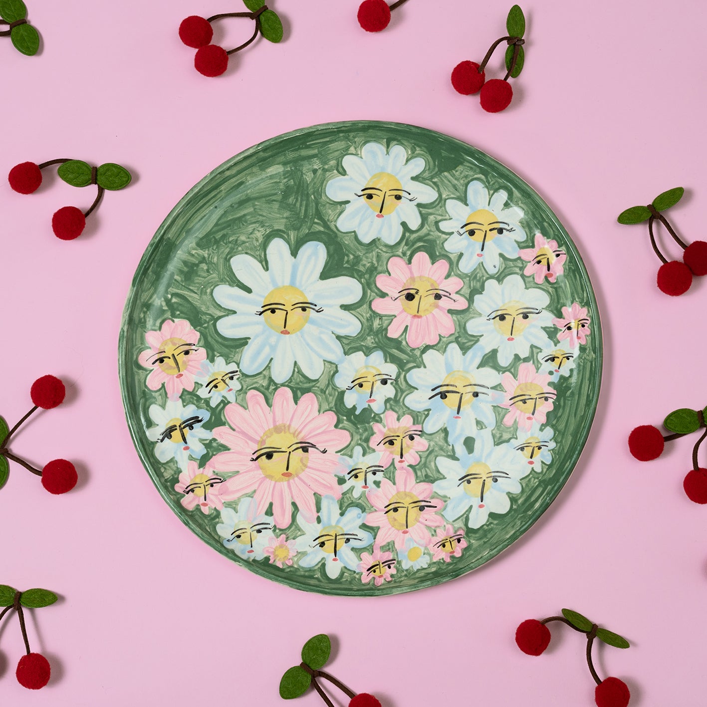 Plato L flores rosa y celeste con fondo verde