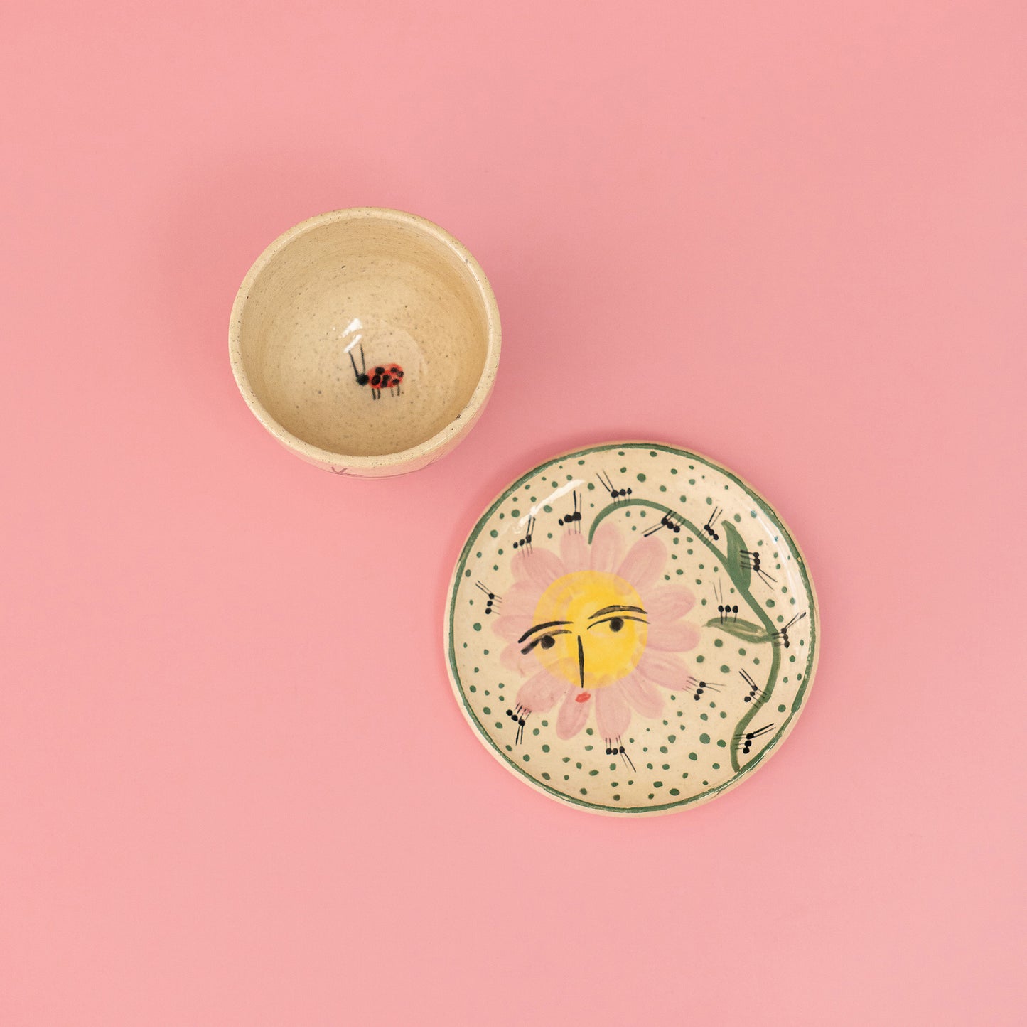 Cup + Plate "Pink flower judging the ants " - Set Taza Flor rosada juzgando a los hormigas