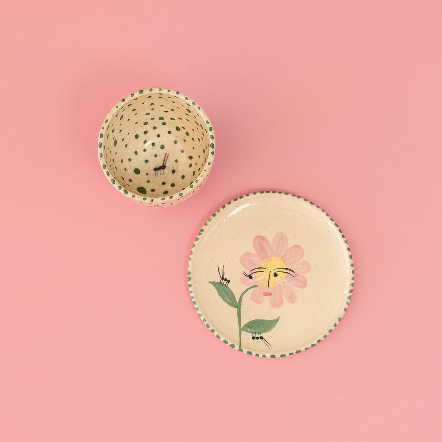 Cup + Plate "Flowers judging insects with dots" - Set Taza sin asa "Flores juzgando a los insectos con puntos"