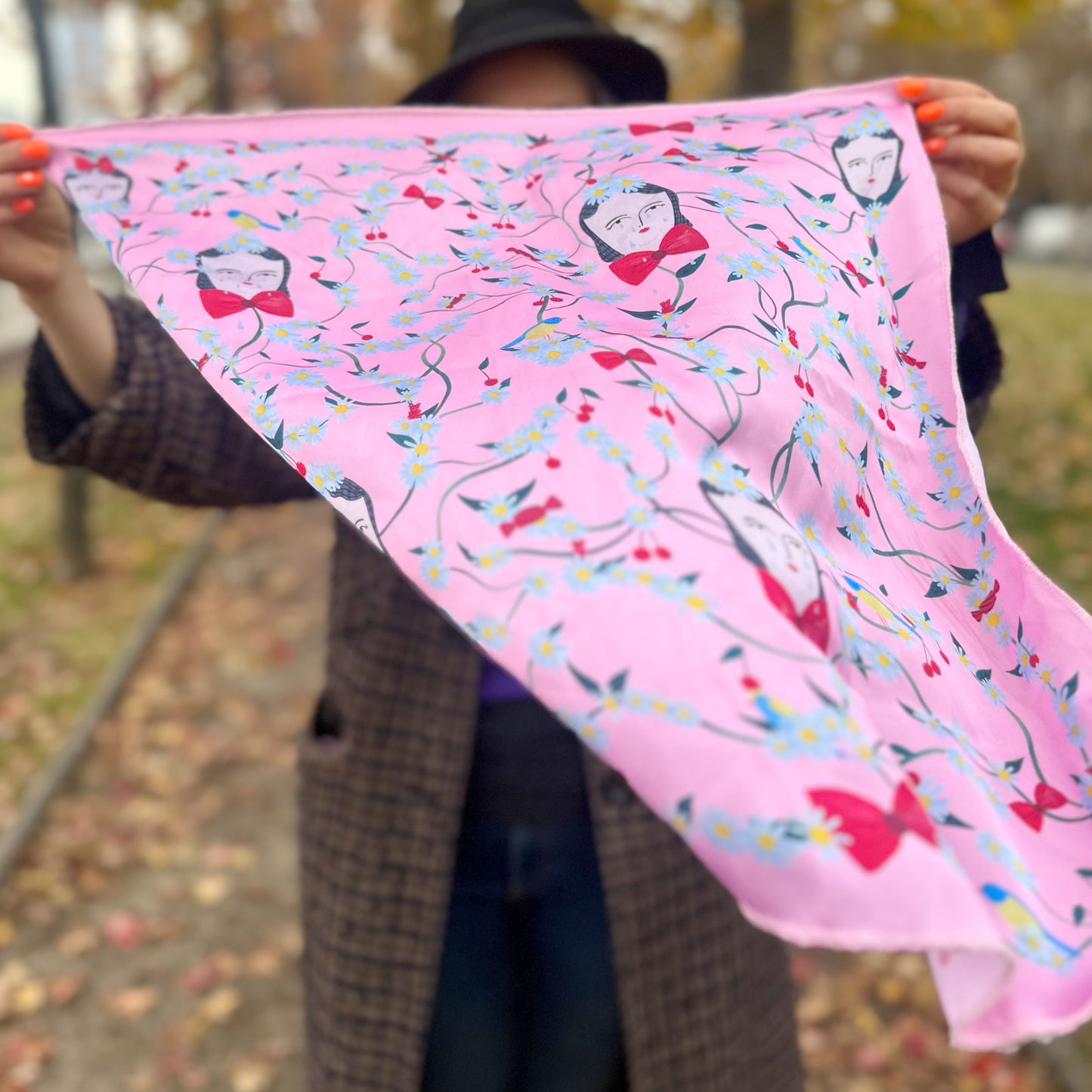 Pañuelo jardín con fondo rosado