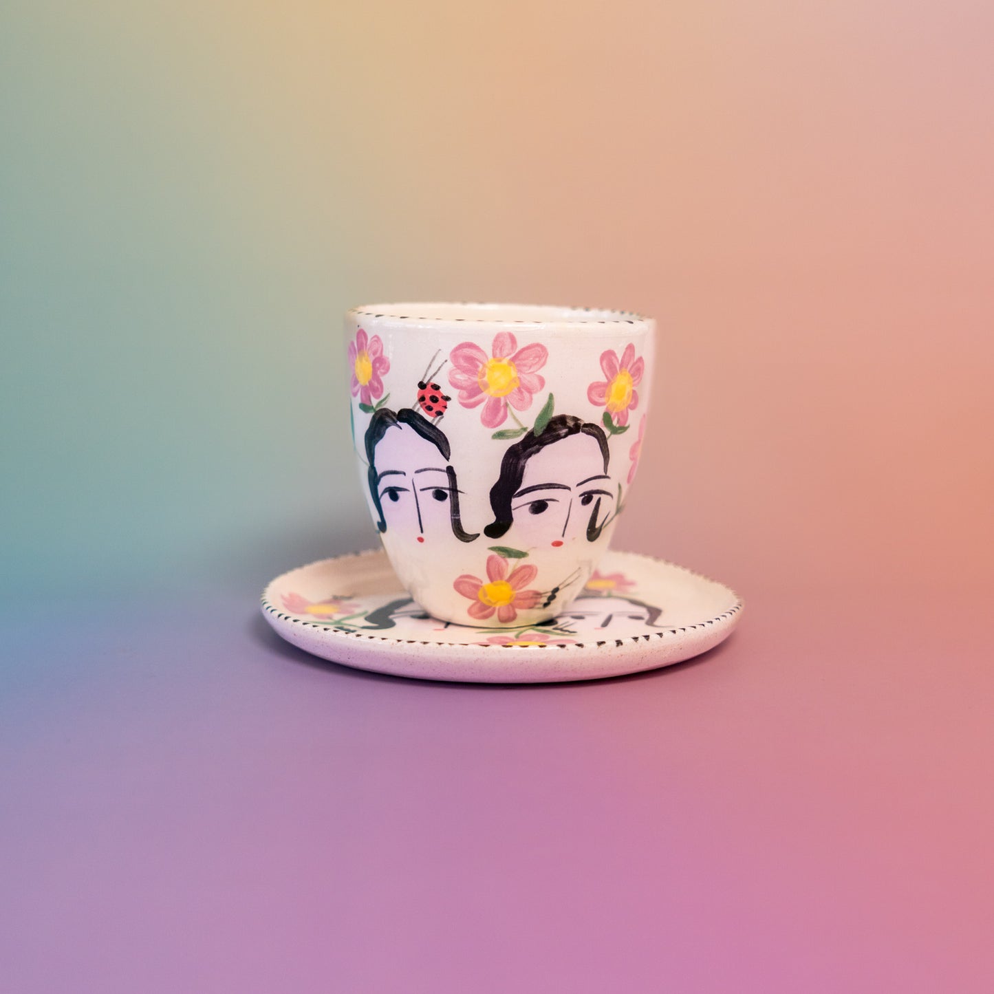 Taza con asa + platito Señoras 1 con flores en el pelo