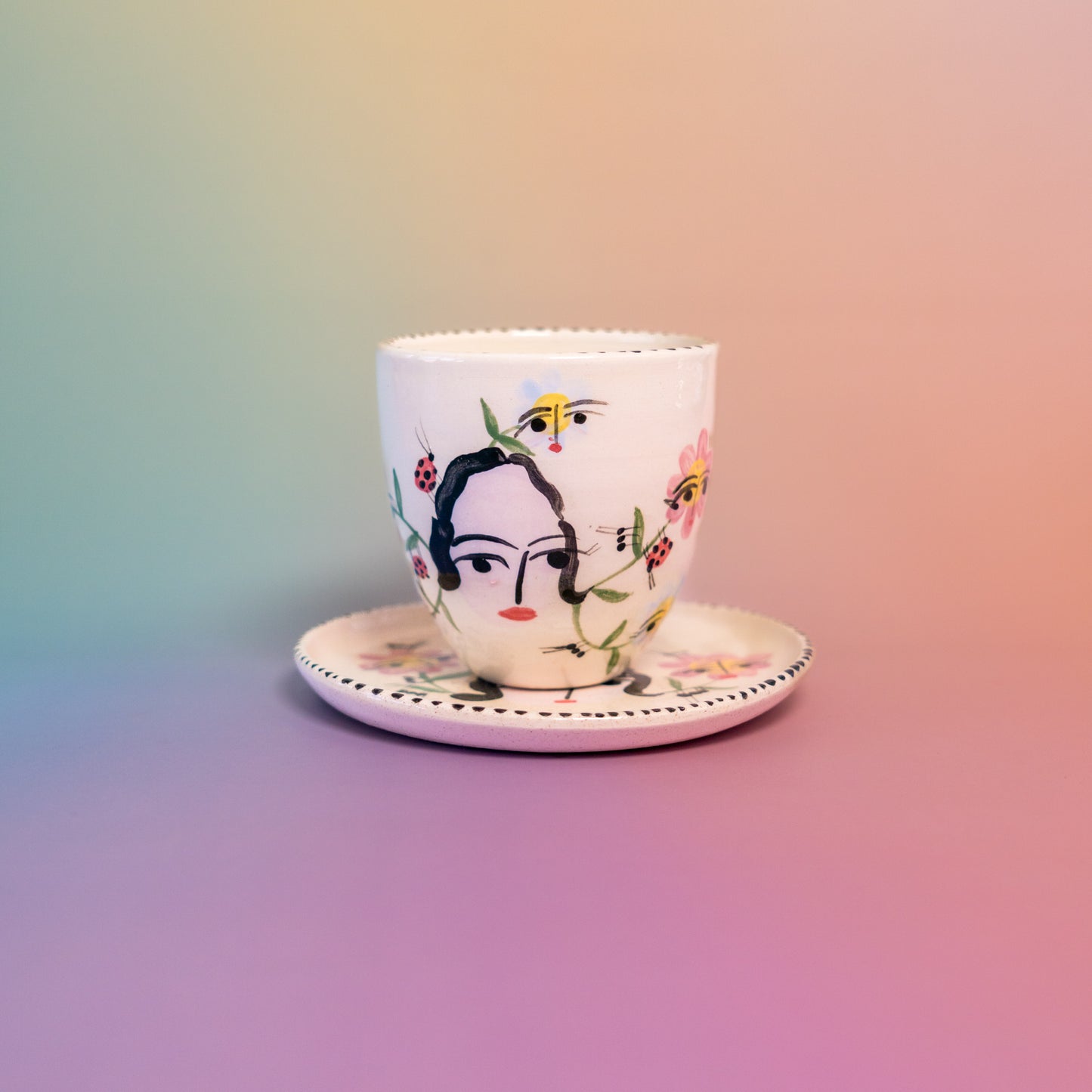 Taza con asa + platito Señora 2 con flores en el pelo