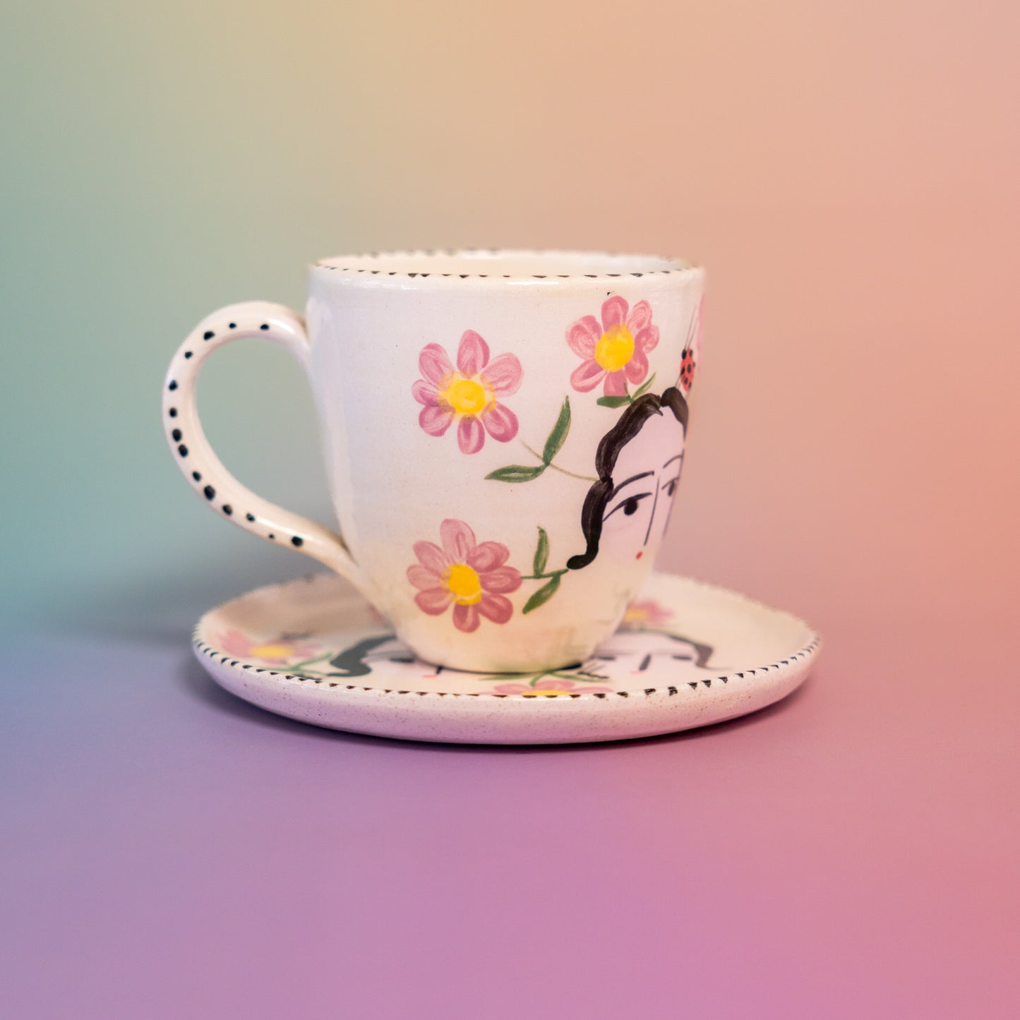 Taza con asa + platito Señoras 1 con flores en el pelo